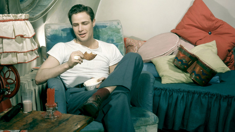 Marlon Brando eet ontbijt