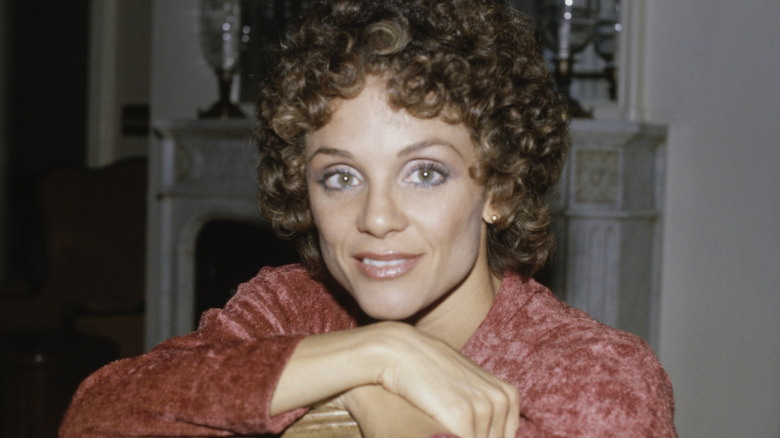 Valerie Harper poseert