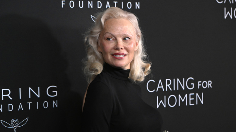 Pamela Anderson poseert