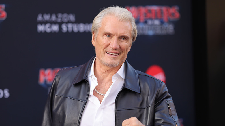 Dolph Lundgren poseert in een zwart jasje