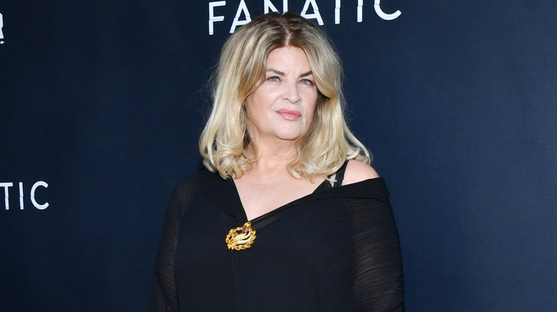 Kirstie Alley poseert