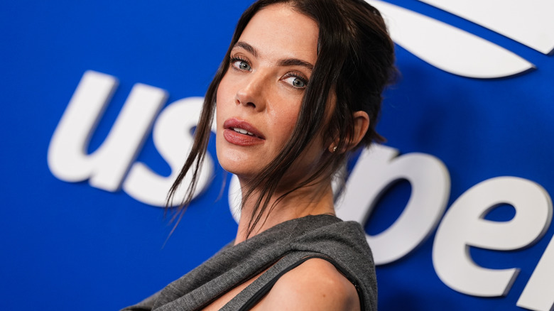 Ashley Benson poseert voor een beroemdheidsevenement