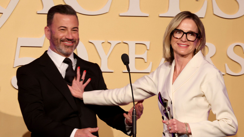 Jimmy Kimmel en Molly McNearney maken grapjes op het podium tijdens een prijsuitreiking