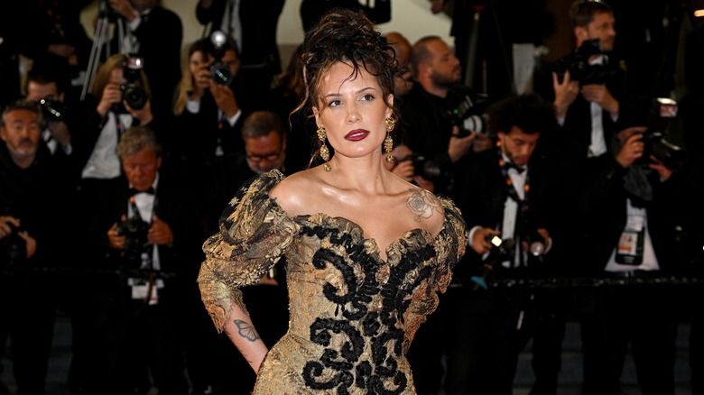 Halsey poseert in een gouden jurk
