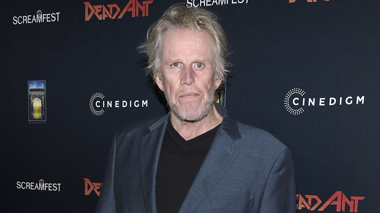 Gary Busey poseert in een pak