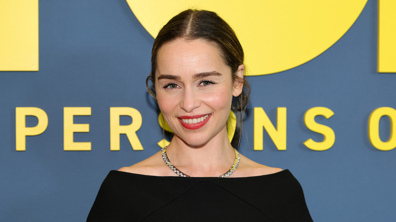 Emilia Clarke glimlacht