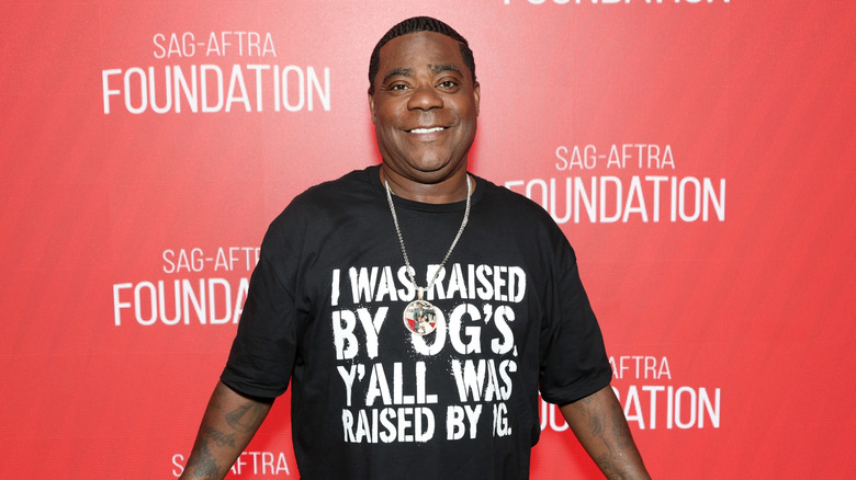 Tracy Morgan poseert in een zwart T-shirt