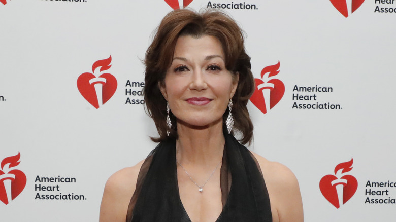 Amy Grant poseert in een zwarte outfit