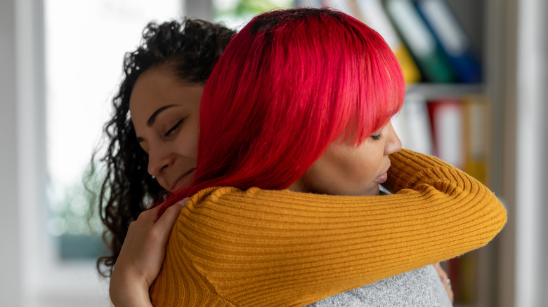 Twee vrouwen knuffelen