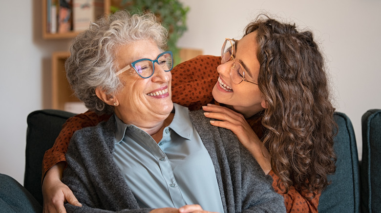 Een oudere vrouw en een jongere vrouw lachen
