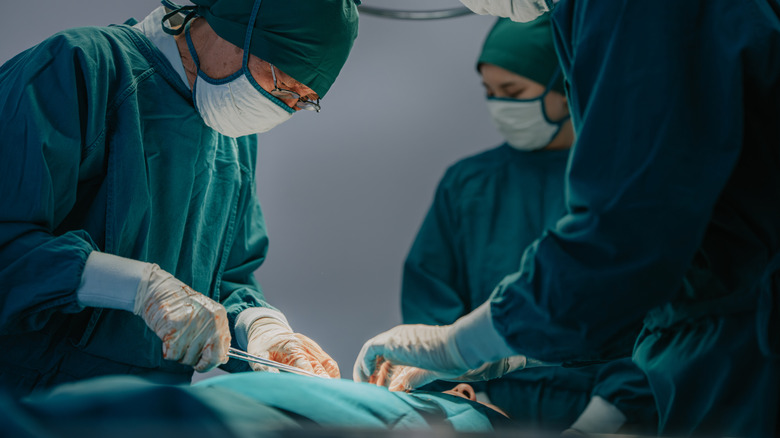 Chirurgen die een medische procedure uitvoeren in een operatiekamer