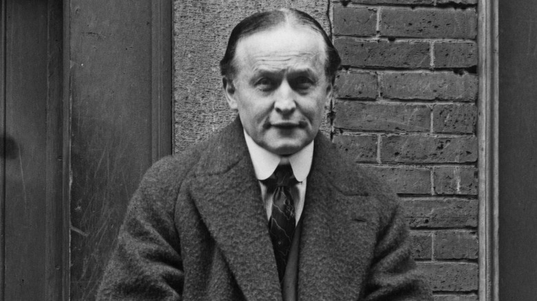 De Hongaars-Amerikaanse escapoloog Harry Houdini poseert voor de foto