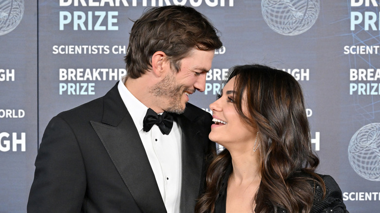 Ashton Kutcher en Mila Kunis bijwonen van de 9e jaarlijkse doorbraakprijsuitreiking in het Academy Museum of Motion Pictures
