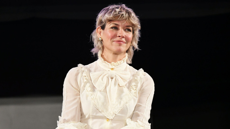 Evangeline Lilly in een witte blouse