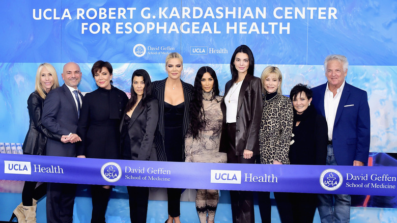 Melina Esrailian, Dr. Eric Esrailian, Kris Jenner, Kourtney Kardashian, Khloe Kardashian, Kim Kardashian West, Kendall Jenner, Sheila Kolker, Joyce Kraines en Randy Kolker bijwonen UCLA Robert G. Kardashian Center For Esophageal Health Dedication Event op UCLA Meyer en Renee Luskin Conference Center