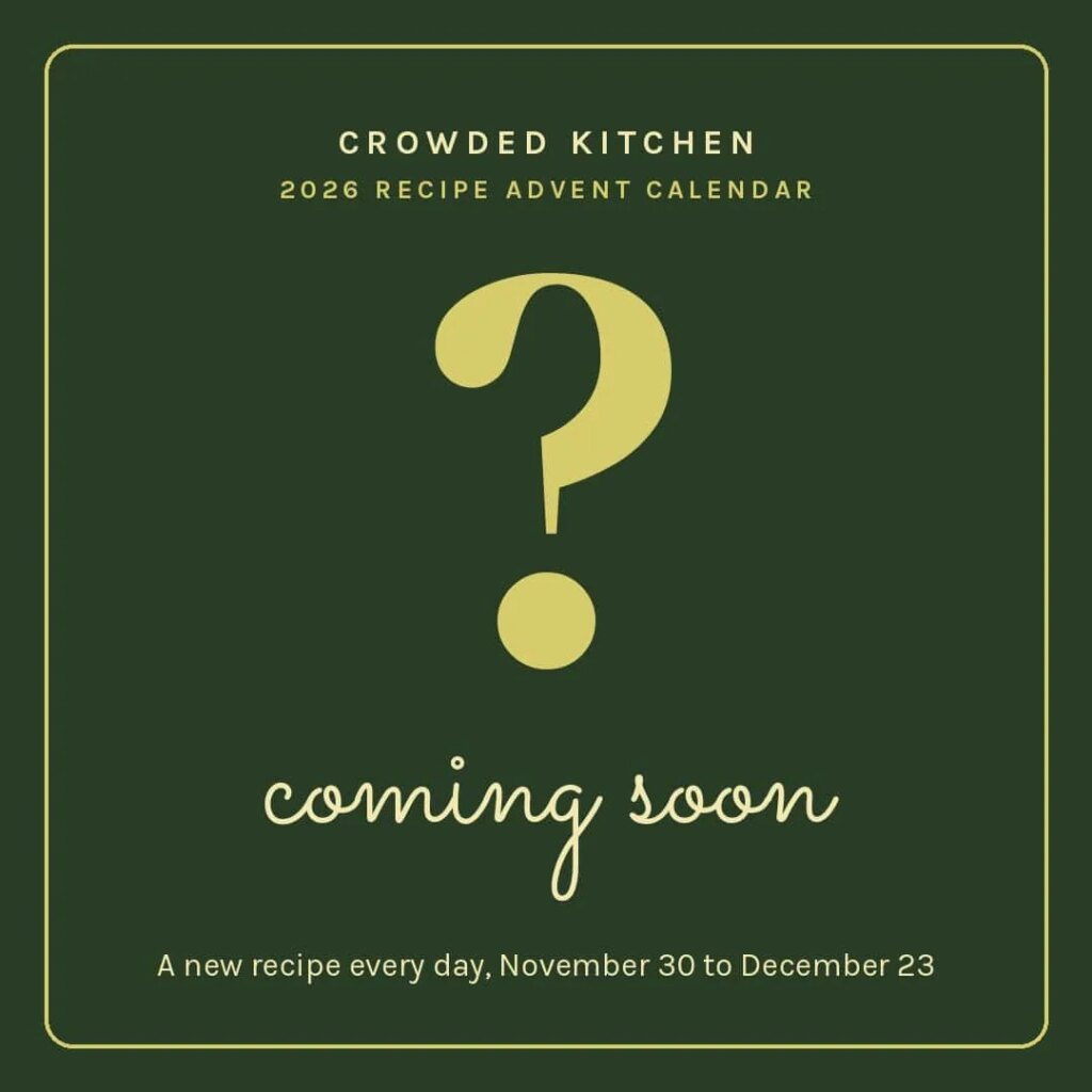 Gouden vraagteken op een groene achtergrond met tekstlezing Crowded Kitchen 2026 Recept Adventskalender, binnenkort beschikbaar.